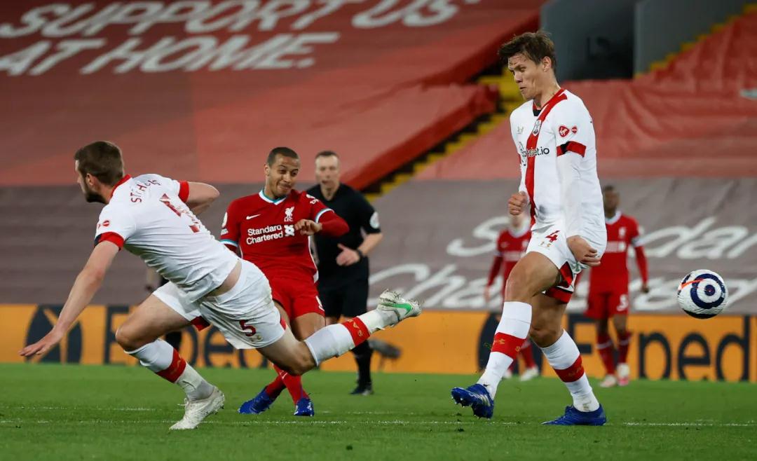 كيليان مبابي يقود باريس سان جيرمان لسحق مونبيليه 6-2 في الدوري الفرنسي